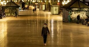 Homem caminha na avenida Las Ramblas, Barcelona, após toque de recolher imposto na Espanha como tentativa de conter segunda onda
