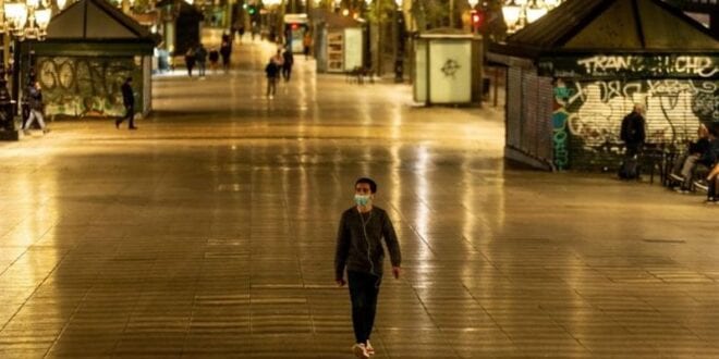 Homem caminha na avenida Las Ramblas, Barcelona, após toque de recolher imposto na Espanha como tentativa de conter segunda onda