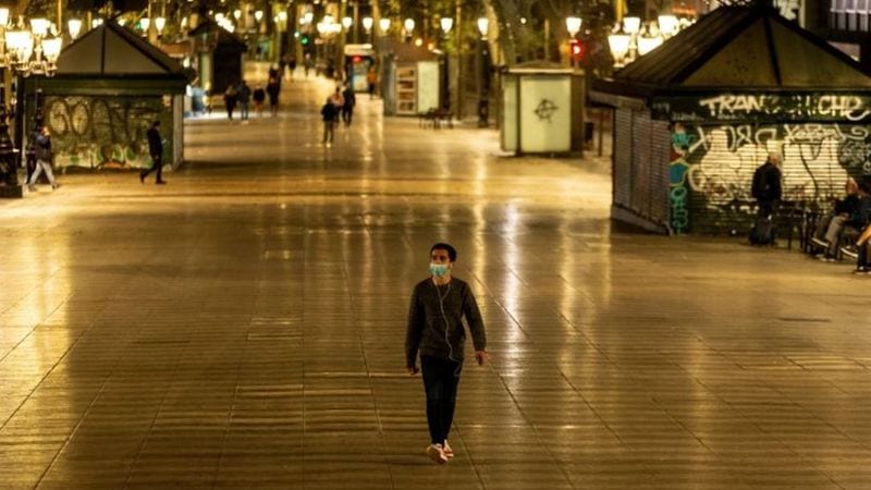 Homem caminha na avenida Las Ramblas, Barcelona, após toque de recolher imposto na Espanha como tentativa de conter segunda onda