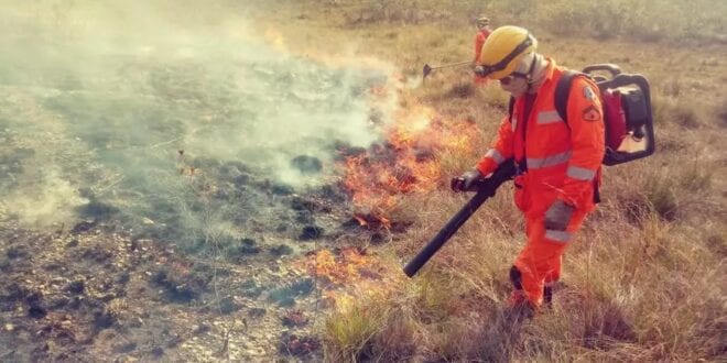 Bombeiros combatem incêndio que consome a Serra do Cipó