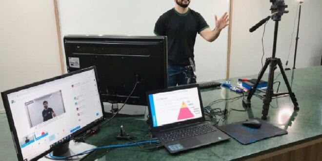 Professor Cássio Luige teve o desafio de encarar as câmeras para ensinar os alunos
