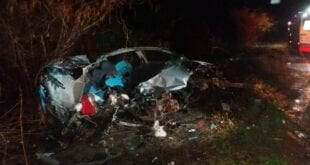 Norte de Minas - Acidente entre caminhão e carro deixa três pessoas mortas em Porteirinha