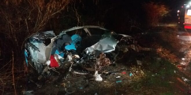 Norte de Minas - Acidente entre caminhão e carro deixa três pessoas mortas em Porteirinha