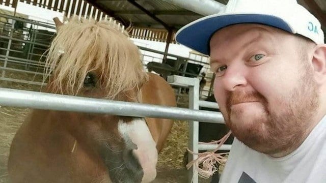 Britânico se põe ‘à venda’ no Facebook após 10 anos de solteiro