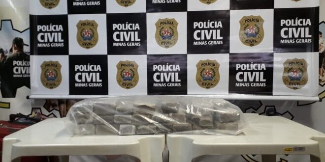 Barras de maconha estavam em uma mala — Foto: Polícia Civil/ Divulgação
