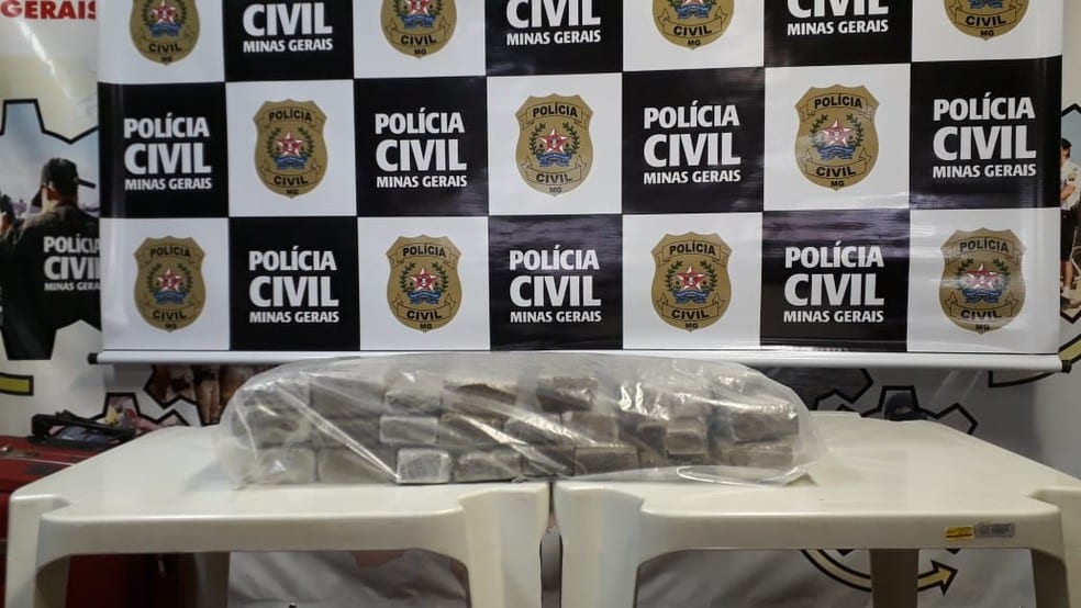 Barras de maconha estavam em uma mala — Foto: Polícia Civil/ Divulgação
