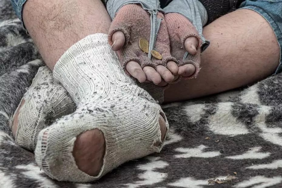 Morador de rua ganha bilhete de loteria com números sorteados