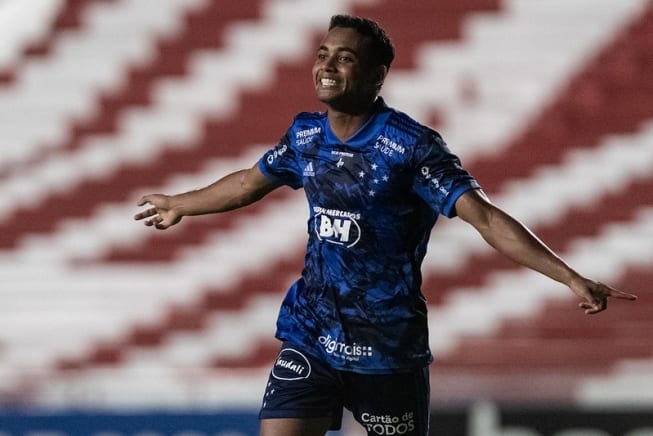 Como novo gol no 'apagar das luzes', Cruzeiro evita derrota para o Náutico, mas segue no Z-4 da 'B'