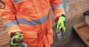 Montes Claros - Bombeiros capturam cobra Jibóia em galinheiro na zona rural de Montes Claros