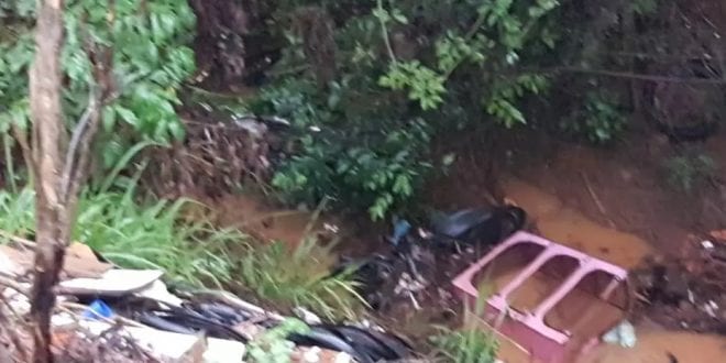 Montes Claros - Casal e filho de 2 anos caem de moto de uma altura de 10 metros em Montes Claros