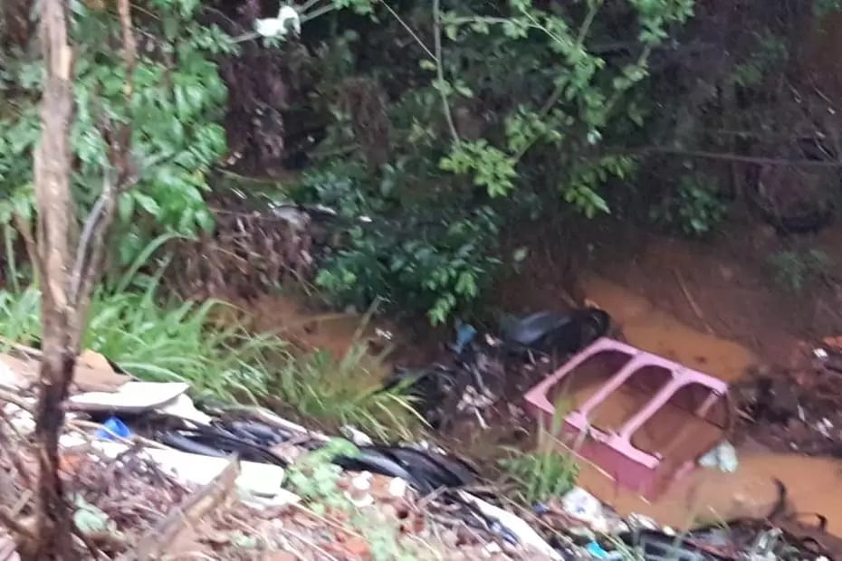 Montes Claros - Casal e filho de 2 anos caem de moto de uma altura de 10 metros em Montes Claros