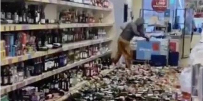 Em ataque de fúria, mulher destrói 500 garrafas de bebidas alcoólicas; veja o vídeo