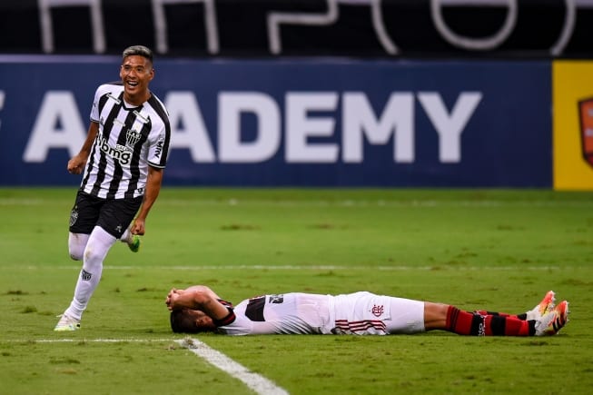 Atlético passeia no Mineirão, goleia o Flamengo por 4 a 0 e volta a ser vice da Série A