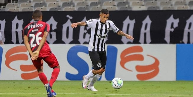 Galo sofre com desfalques, cai para o Athletico-PR e perde a chance de disparar no Brasileiro