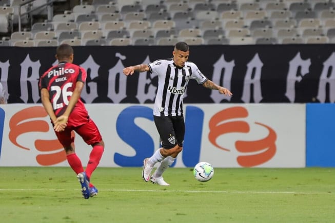 Galo sofre com desfalques, cai para o Athletico-PR e perde a chance de disparar no Brasileiro