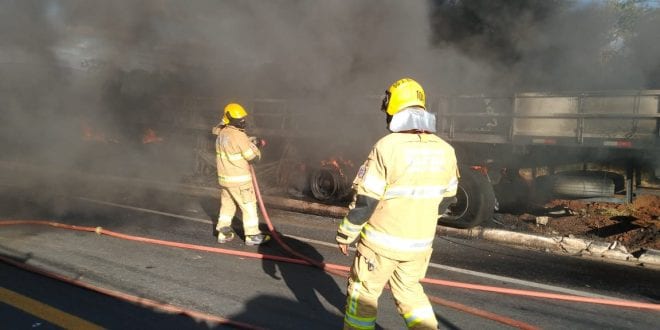 Norte de Minas - Carreta pega fogo na BR-251