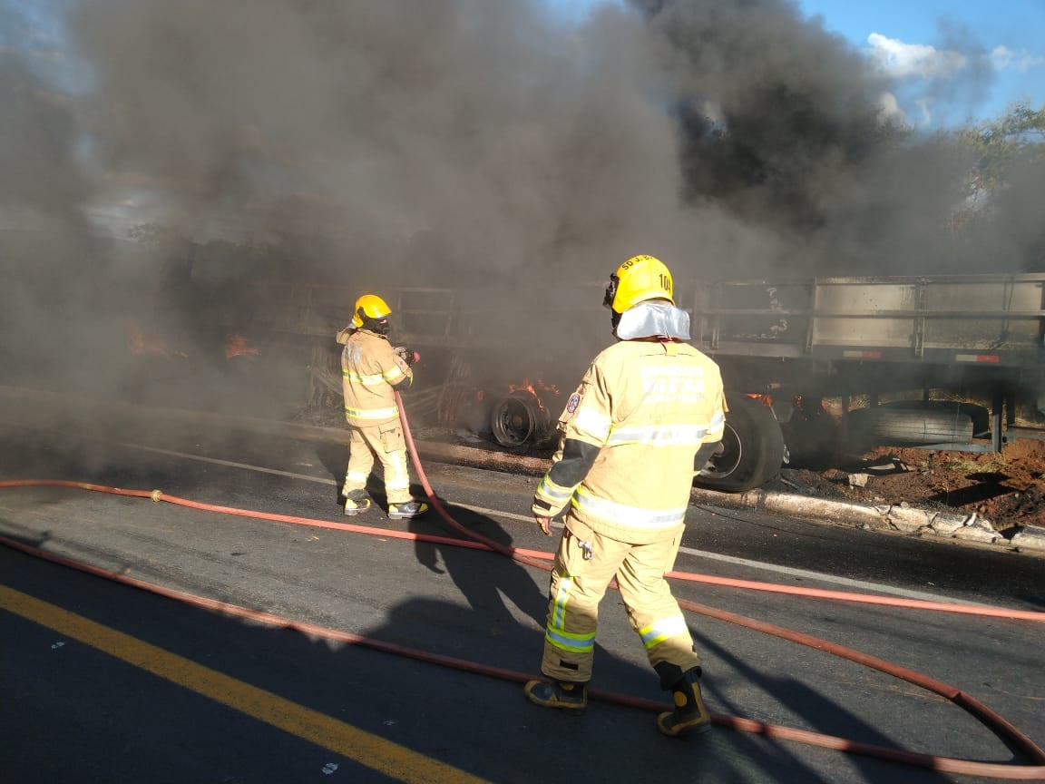 Norte de Minas - Carreta pega fogo na BR-251