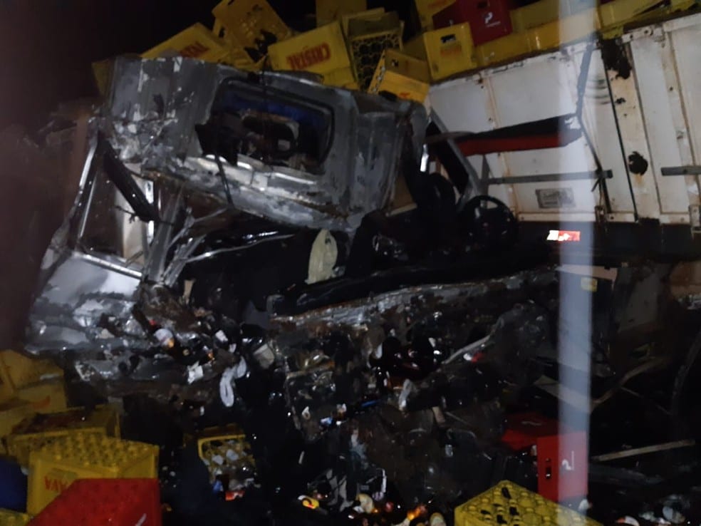 Norte de Minas - Motorista morre após colisão envolvendo três carretas e dois caminhões na BR-251, em Francisco Sá