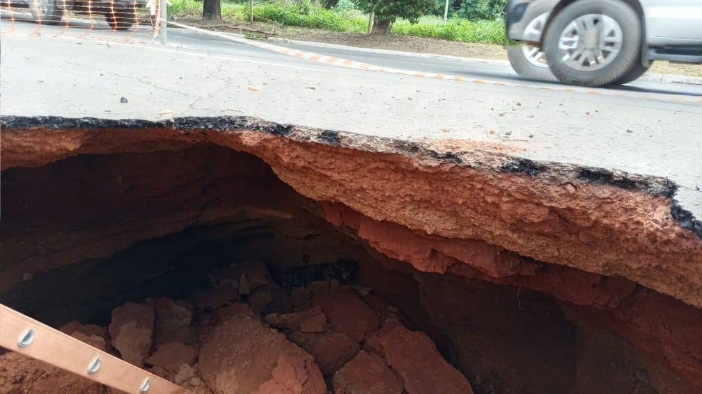 Montes Claros - Bombeiros salvam cachorra que caiu em buraco com 3 metros de profundidade