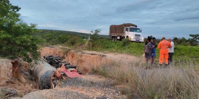 Norte de Minas - Acidente com dois caminhões deixa uma pessoa em Salinas