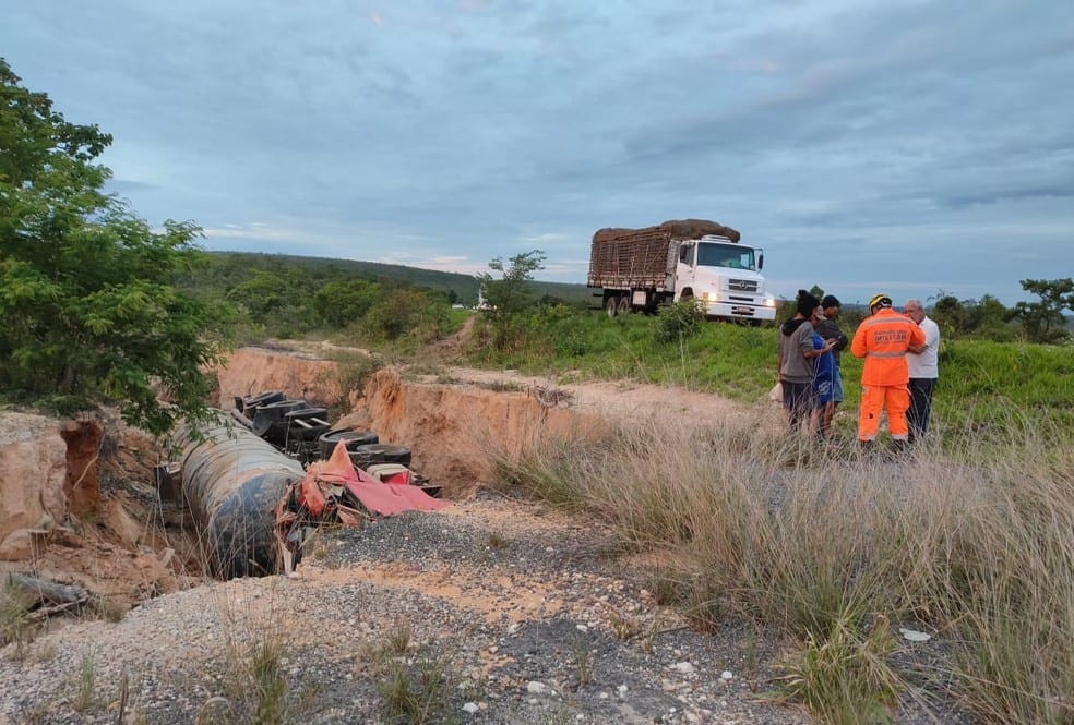 Norte de Minas - Acidente com dois caminhões deixa uma pessoa em Salinas