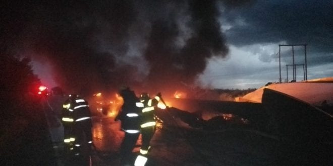 Norte de Minas - Batida entre duas carretas e guincho deixa um morto em Janaúba