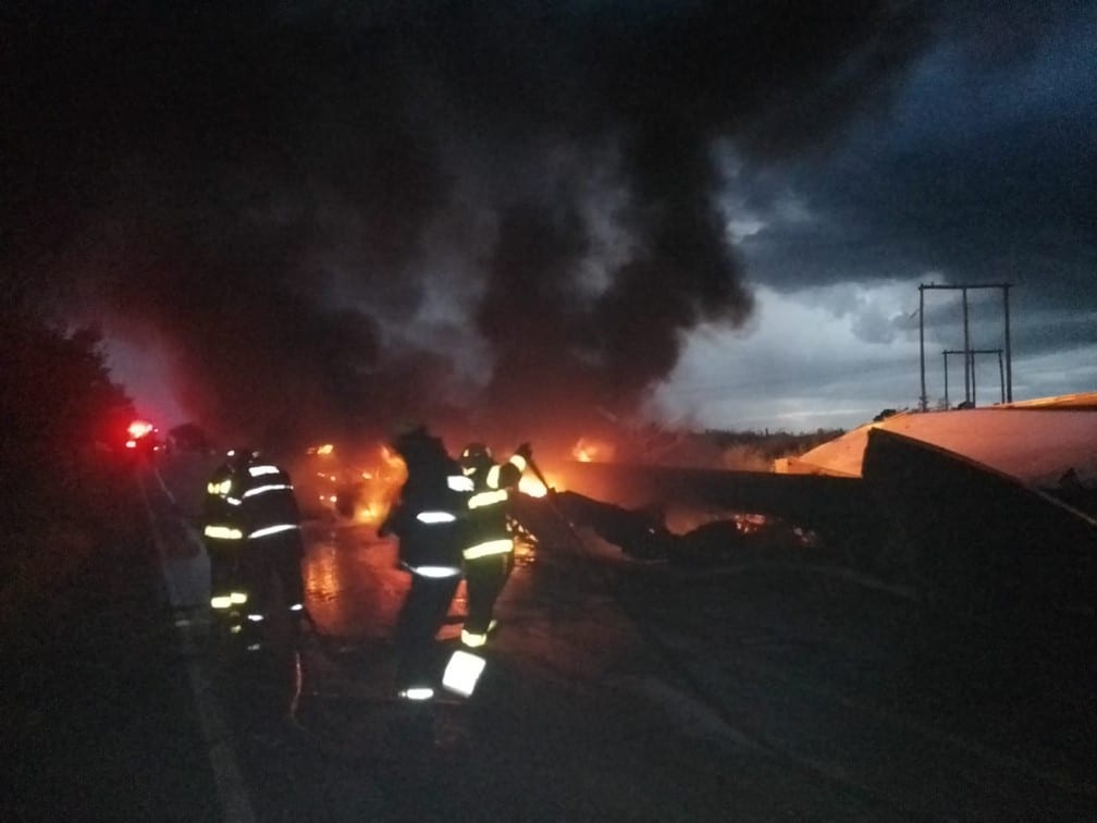 Norte de Minas - Batida entre duas carretas e guincho deixa um morto em Janaúba