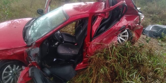 Norte de Minas - Carro capota na MGC-259 e quatro pessoas ficam feridas