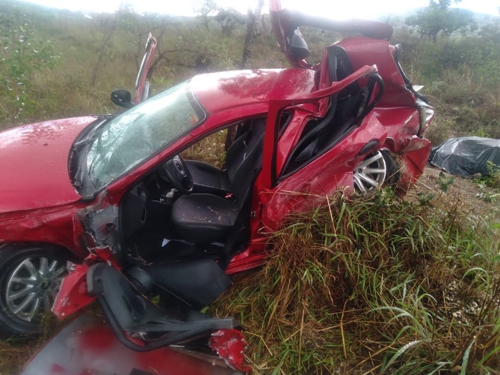 Norte de Minas - Carro capota na MGC-259 e quatro pessoas ficam feridas