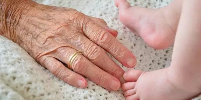 Avó polemiza ao cobrar R$ 60 por hora para cuidar do neto: 'Não sou creche'