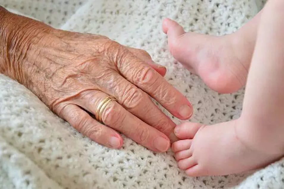 Avó polemiza ao cobrar R$ 60 por hora para cuidar do neto: 'Não sou creche'