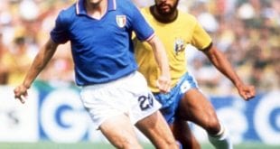 Paolo Rossi em lance com Júnior no jogo em que tirou a Seleção Brasileira da Copa do Mundo de 1982, na Espanha