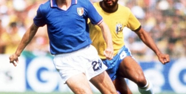 Paolo Rossi em lance com Júnior no jogo em que tirou a Seleção Brasileira da Copa do Mundo de 1982, na Espanha