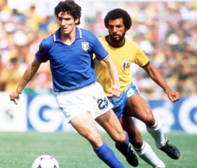 Paolo Rossi em lance com Júnior no jogo em que tirou a Seleção Brasileira da Copa do Mundo de 1982, na Espanha
