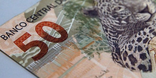 Bolsonaro anuncia aumento do salário mínimo para R$ 1.100