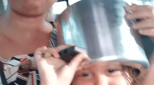 Menina fica com a cabeça presa em panela de pressão e viraliza na internet; veja