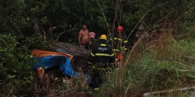 Norte de Minas - Carro capota e deixa 3 pessoas feridas em Bonito de Minas