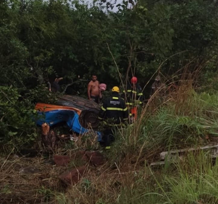 Norte de Minas - Carro capota e deixa 3 pessoas feridas em Bonito de Minas