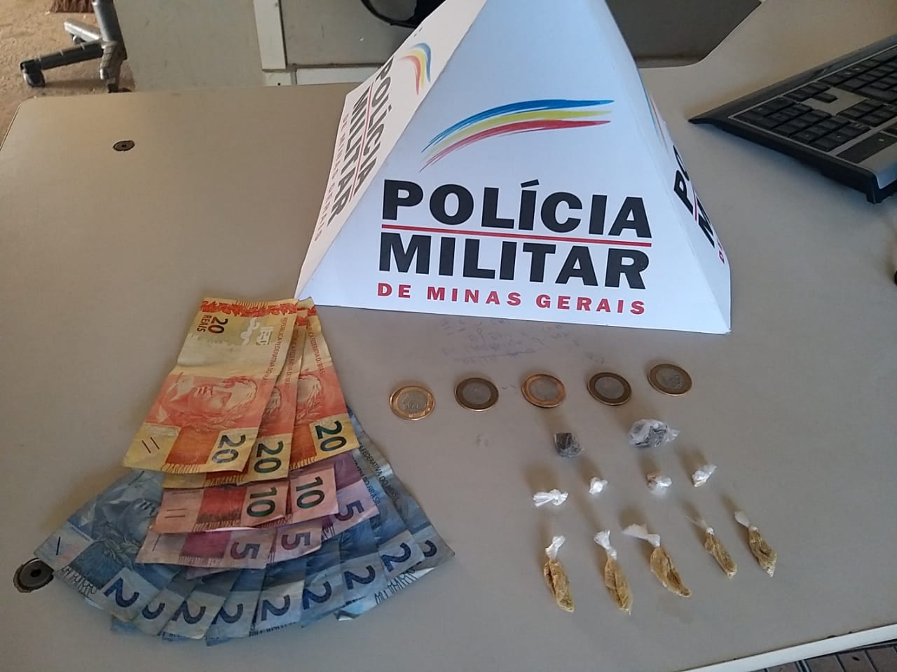 Montes Claros - Polícia Militar prende homem acusado de traficar drogas no bairro Canelas