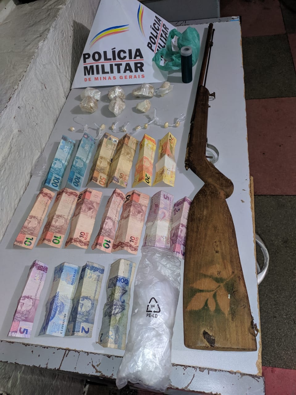 Montes Claros - Adolescente e jovem são presos com drogas e uma espingarda