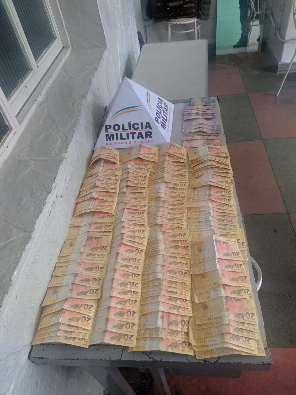Montes claros - Polícia Militar prende homem com várias notas falsas em Montes Claros