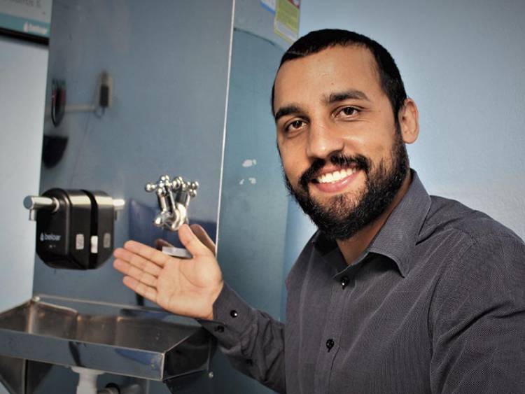 Após iniciar a instalação na Cidade Administrativa de 50 bebedouros touchless ÁguaàLaser, que dispensa o contato físico em registros e torneiras para pegar água, a Beloar, empresa mineira que criou e patenteou o dispositivo, começa a implantar 1300 equipamentos na Universidade Federal de Minas Gerais