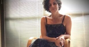 A estilista Simone Pontes Carneiro, 51, tem encarado com naturalidade as transformações pelas quais vem passando desde o início do climatério, período de transição fisiológica da fase reprodutiva para a não reprodutiva da mulher, que abrange a menopausa, a última menstruação espontânea