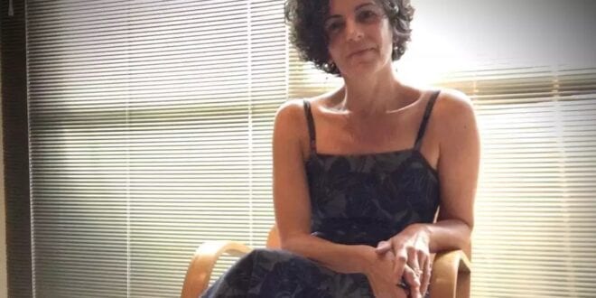 A estilista Simone Pontes Carneiro, 51, tem encarado com naturalidade as transformações pelas quais vem passando desde o início do climatério, período de transição fisiológica da fase reprodutiva para a não reprodutiva da mulher, que abrange a menopausa, a última menstruação espontânea