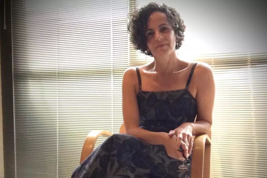 A estilista Simone Pontes Carneiro, 51, tem encarado com naturalidade as transformações pelas quais vem passando desde o início do climatério, período de transição fisiológica da fase reprodutiva para a não reprodutiva da mulher, que abrange a menopausa, a última menstruação espontânea