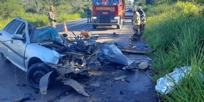 Montes Claros - Acidente entre carro e carreta deixa três mortos em Montes Claros
