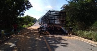 Norte de Minas - Carreta pega fogo em Bocaiuva