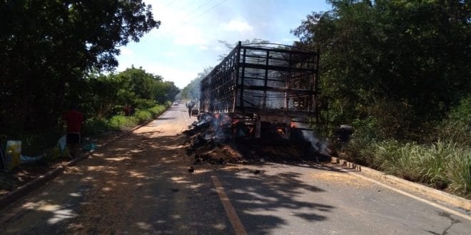 Norte de Minas - Carreta pega fogo em Bocaiuva