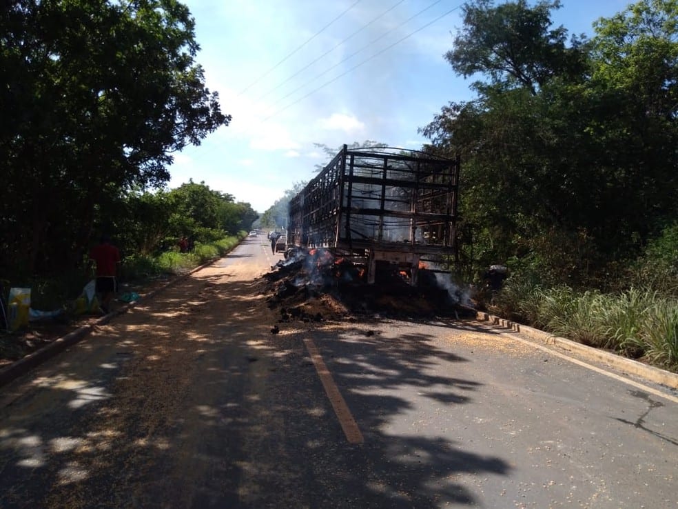 Norte de Minas - Carreta pega fogo em Bocaiuva