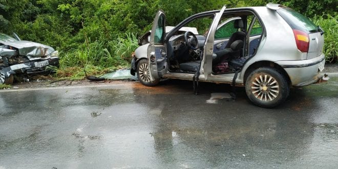 Norte de Minas - 7 pessoas ficam feridas em colisão frontal em Capitão Enéas